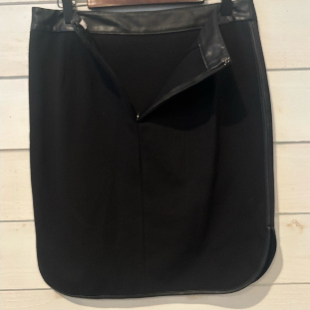 LOFT Womens Mini Skirt Petites
8P  Black Faux Leather Trim . Never worn! - Picture 7 of 14